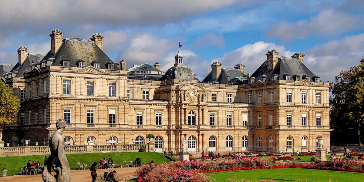 Le palais du Luxembourg a été construit sur les fondations d'un ancien hôtel particulier.